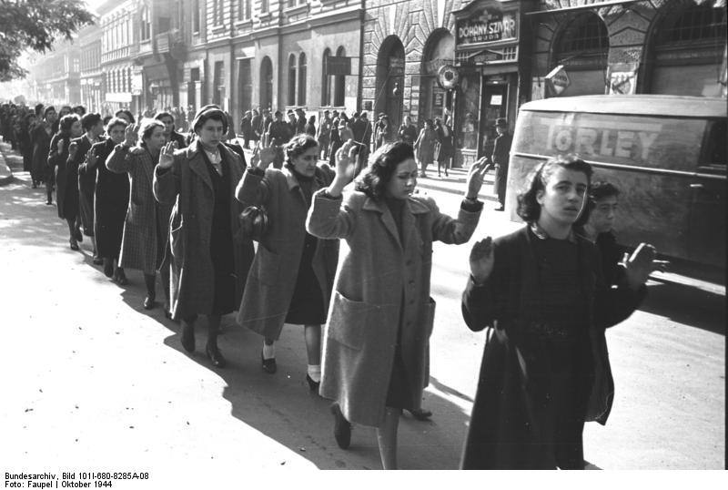 קובץ:Bundesarchiv Budapest Festnahme von Juden.jpg